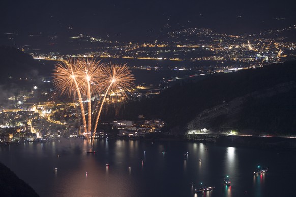 Das bewilligte Feuerwerk von Brunnen mitten auf dem Vierwaldstaettersee anlaesslich der Bundesfeier in der Schwyzer Gemeinde Brunnen vom Mittwoch, 1. August 2018. (KEYSTONE/Urs Flueeler)