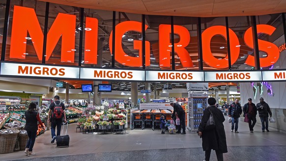 ARCHIVBILD ZUM UMSATZ DER MIGROS IM GESCHAEFTSJAHR 2021, AM DIENSTAG, 18. JANUAR 2022 - Das Migros Logo beim Ladeneingang, fotografiert am Samstag, 17. Februar 2018, am Flughafen Zuerich. (KEYSTONE/Me ...
