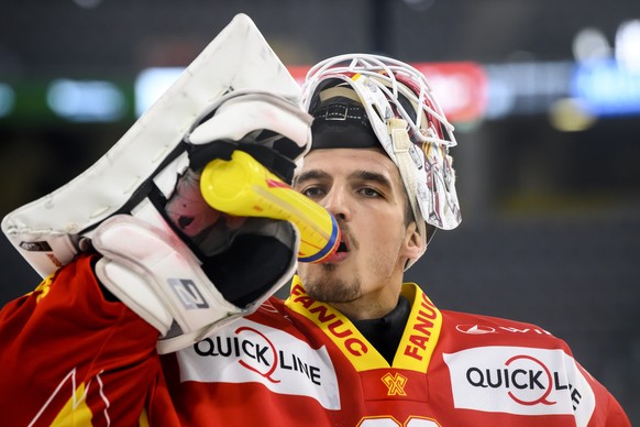 Biels Torhueter Joren Van Pottelberghe, trinkt, beim Eishockey Meisterschaftsspiel der National League zwischen dem EHC Biel und den HC Davos, am Freitag, 13. November 2020, in der Tissot Arena in Bie ...
