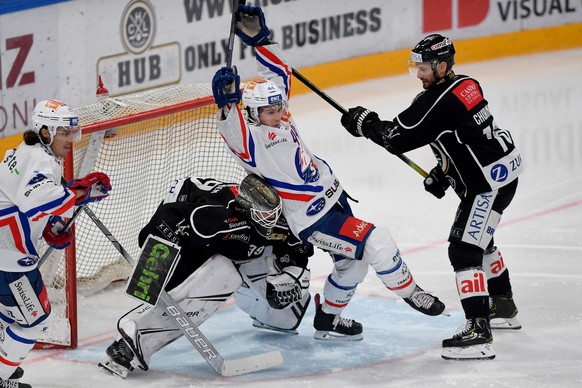 From left Lugano?s goalkeeper Sandro Zurkirchen, Zurich&#039;s player Pius Suter and Lugano?s player Taylor Chorney, during the preliminary round game of National League A (NLA) Swiss Championship 201 ...