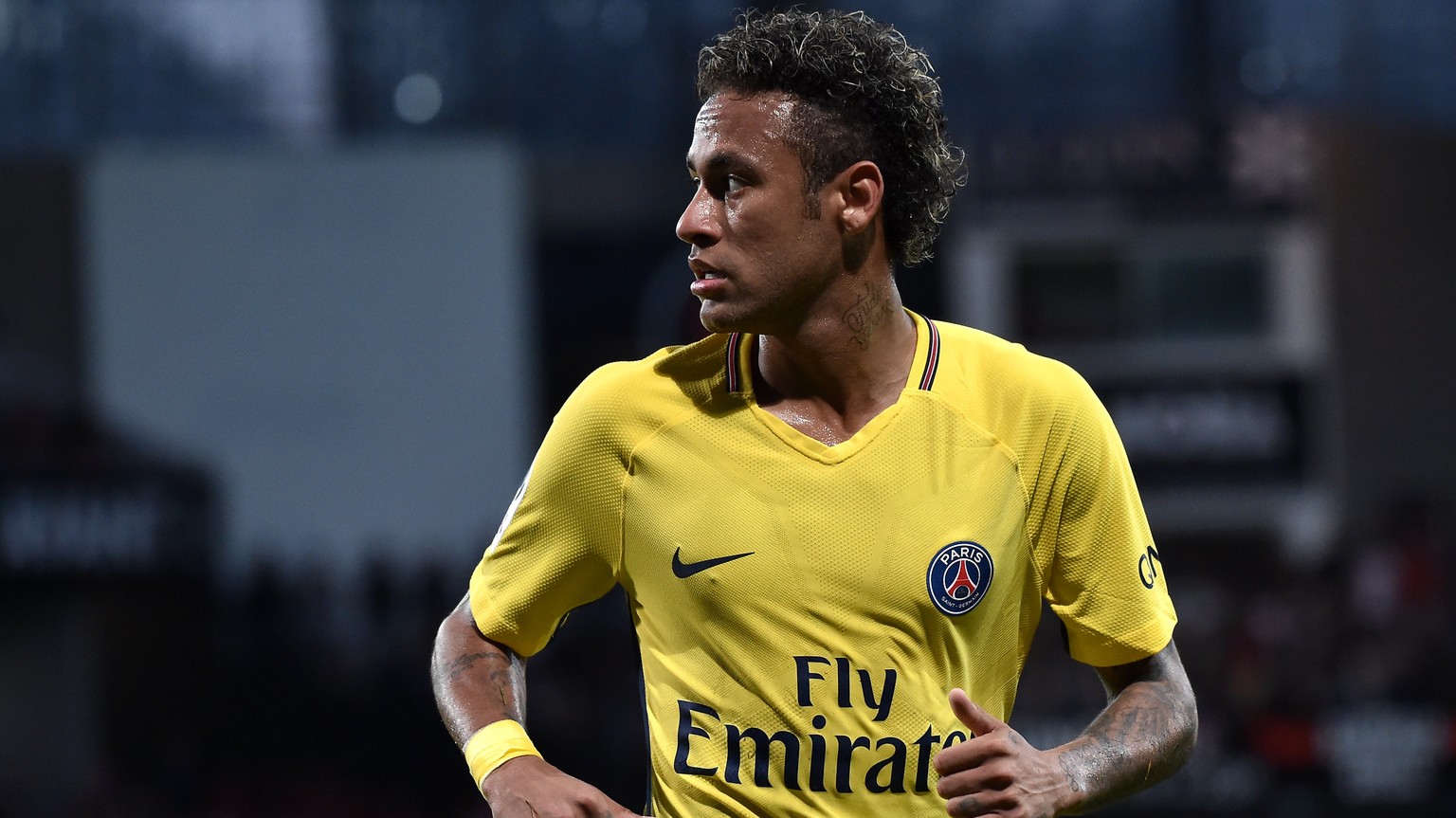 epa06142963 Paris Saint Germain&#039;s Neymar reacts during the French Ligue 1 soccer match between Guingamp (EAG) and Paris Saint Germain (PSG) at the Roudourou stadium in Guingamp, France, 13 August ...