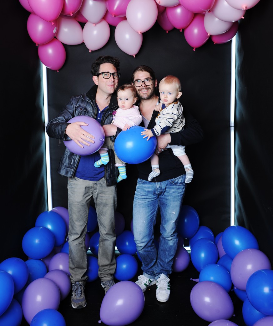 Adoption? Leihmutterschaft? Der lange Weg von Ron und Micha zu ihrem Väterglück