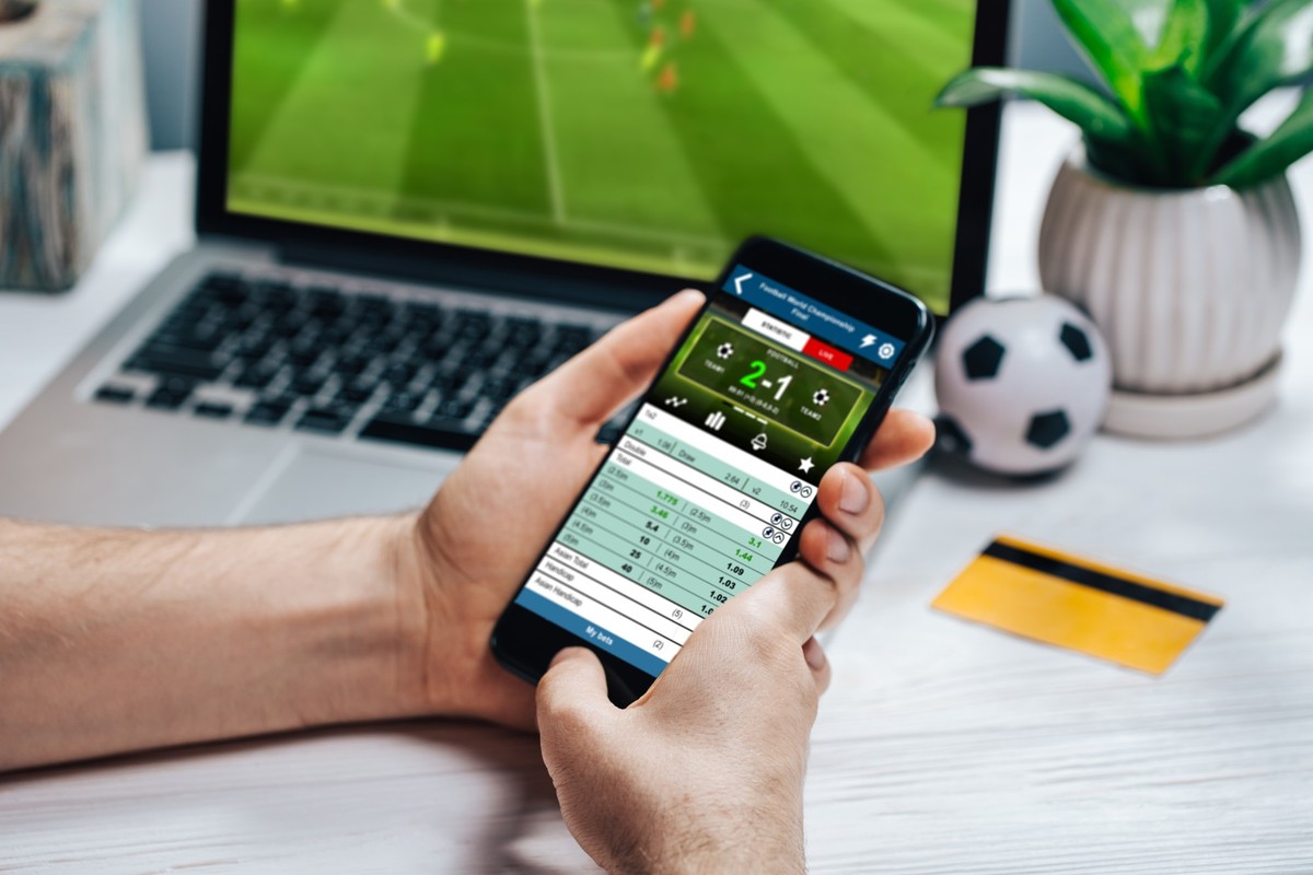 Die Fussball-WM in den USA, Kanada und Mexiko ist so gross wie nie. Entsprechend ist das Angebot an Sportwetten. Bei solchen sei Vorsicht geboten, warnt eine Expertin.