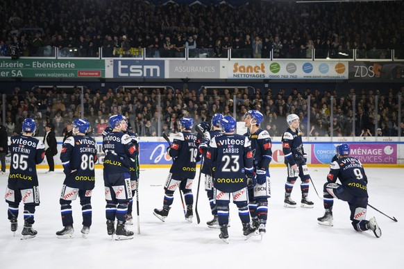 Les joueurs du HC La Chaux-de-Fonds montrent leur deception a la fin du sixieme match de barrage promotion-relegation de National League/Swiss League de hockey sur glace entre le HC La Chaux-de-Fonds  ...