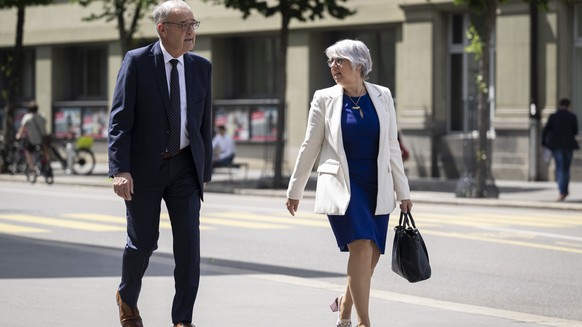 Bundesrat Guy Parmelin, links, und Bundesraetin Elisabeth Baume-Schneider, rechts, laufen am Bundeshaus entlang, am Dienstag, 18. Juni 2024 in Bern. (KEYSTONE/Anthony Anex)