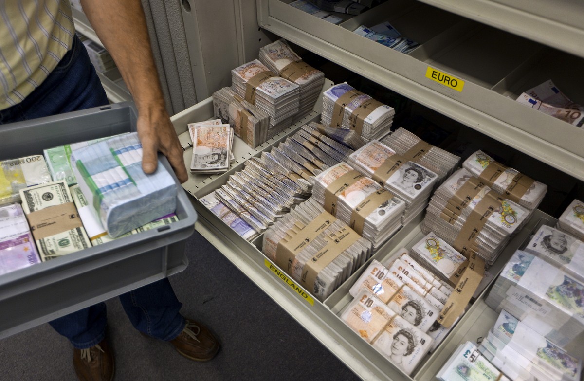THEMENBILD ZUR GELDPOLITIK DER SCHWEIZER NATIONALBANK --- Bundles of bank notes (US dollars, Euros, Swiss francs and British pounds) at the bank vault of the "Zuercher Kantonalbank" bank, pi ...