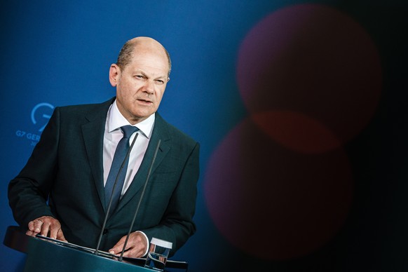 epa09897547 German Chancellor Olaf Scholz speaks during a statement at the Chancellery in Berlin, Germany, 19 April 2022. German Chancellor Olaf Scholz delivered a statement after telephone talks with ...