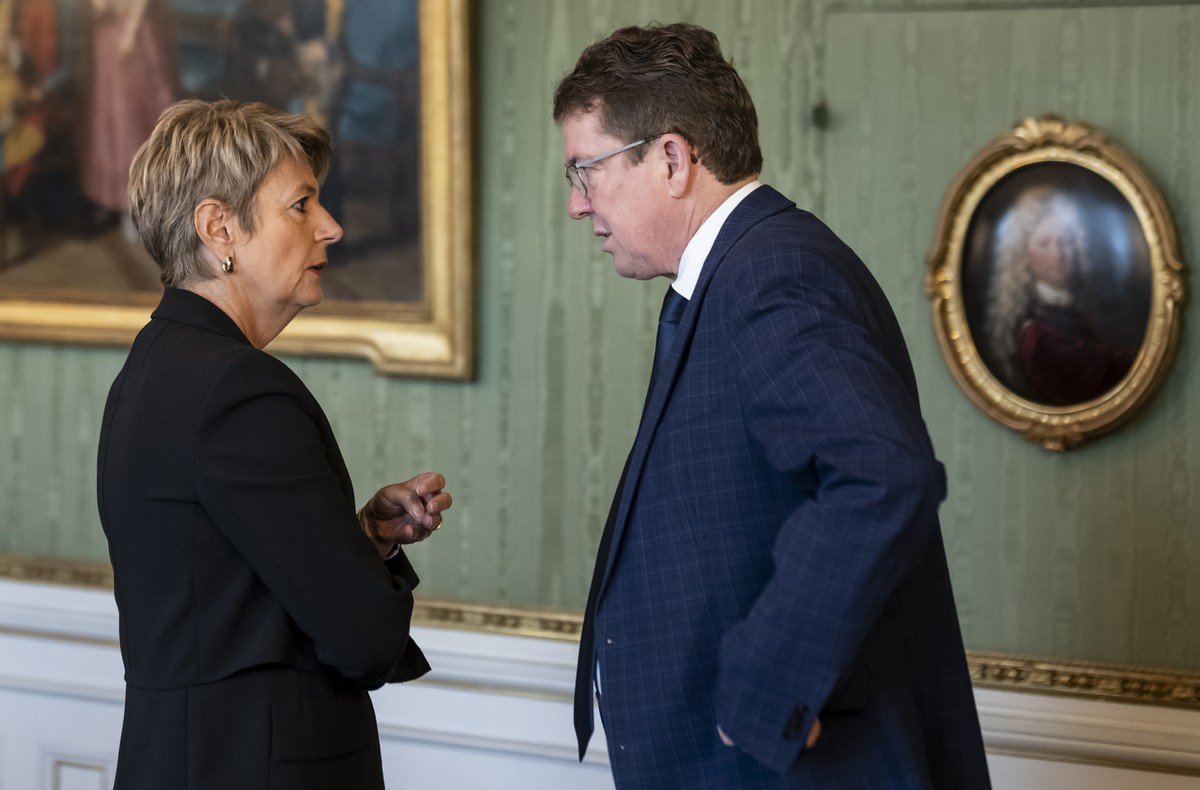 Bundesraetin Karin Keller-Sutter, links, diskutiert mit Bundesrat Albert Roesti, kurz vor Beginn der Von-Wattenwyl-Gespraeche, am Freitag, 3. Mai 2024 in Bern. Gute drei Wochen vor der Sommersession d ...