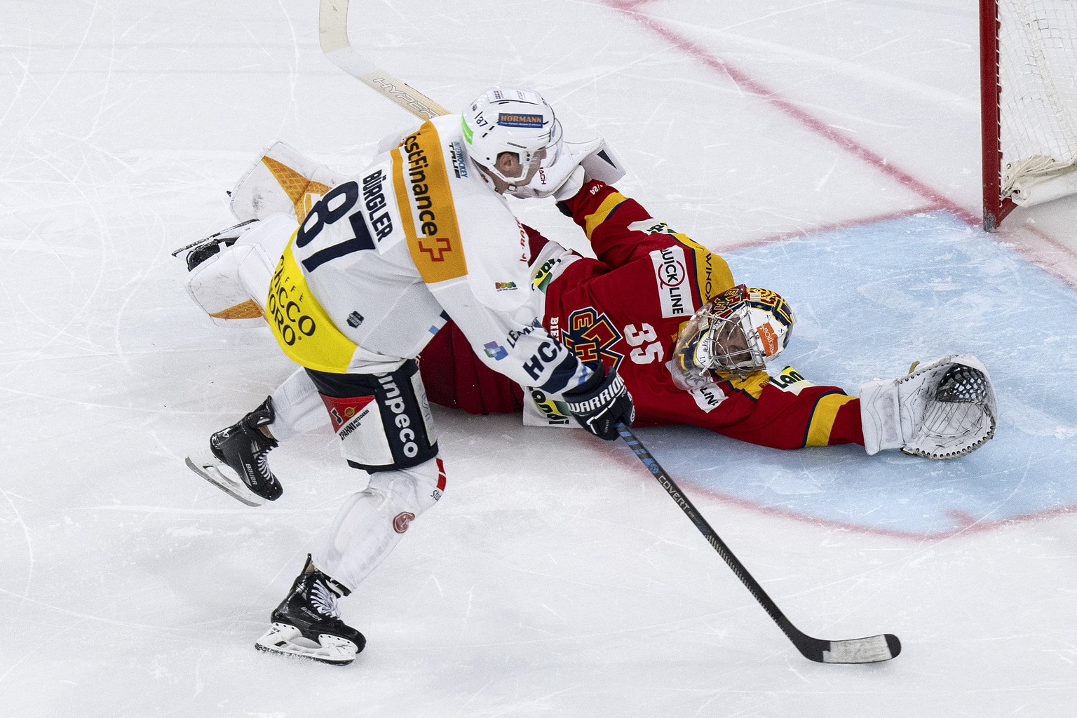 Biels Torhueter Harri Saeteri, rechts, ist geschlagen, Ambri-Piottas Dario Buergler trifft mittels Penalty im Eishockey Qualifikationsspiel der National League zwischen dem EHC Biel und dem HC Ambri-P ...