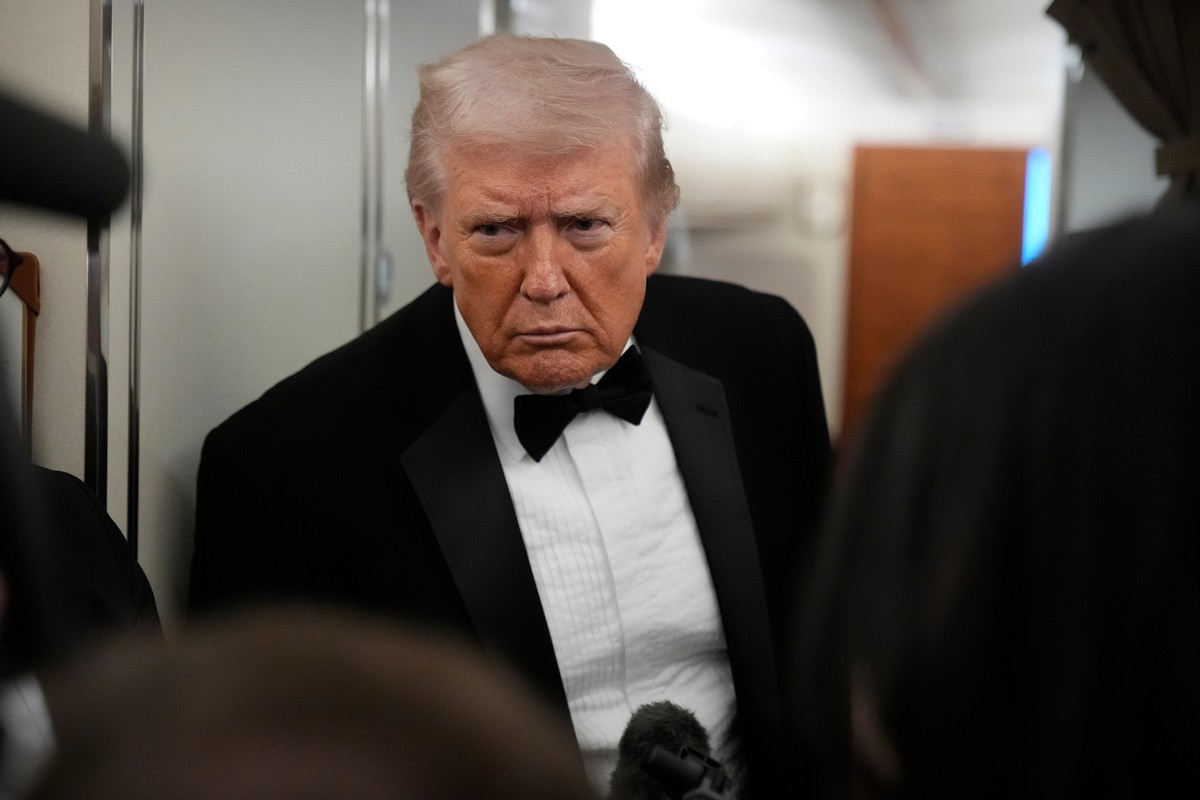 President Donald Trump speaks with reporters aboard Air Force One as he travels from Joint Base Andrews, Md. to West Palm Beach, Fla., Saturday, Jan. 31, 2026. (AP Photo/Mark Schiefelbein)
Donald Trum ...