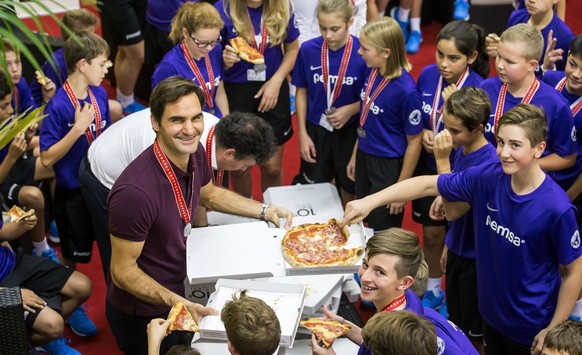 epa07127544 Switzerland&#039;s Roger Federer eats pizza with ball kids after defeating Romania&#039;s Marius Copil in their final match at the Swiss Indoors tennis tournament at the St. Jakobshalle in ...