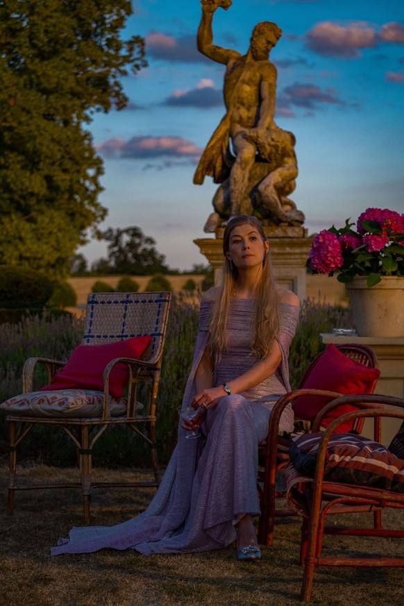 ROSAMUND PIKE in SALTBURN (2023), directed by EMERALD FENNEL.  PUBLICATIONxNOTxINxGERxFRAxESP Copyright: xLuckyChapxEntertainmentxMRCxFilmxMediaxRightsxCapitalx(MRC)xMetro-Goldwyn-Mayerx(MGM)x/xAlbumx ...