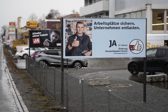 Ein Plakat mit der Aufschrift &quot;Arbeitsplaetze sichern. Unternehmen entlasten&quot;, das zu einem Ja zur Aenderung des Stempelabgaben-Gesetzes aufruft, fotografiert am Montag, 31. Januar 2022 in V ...