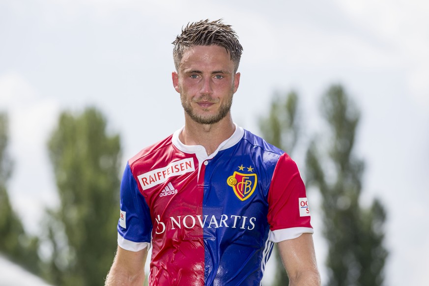 Der Basler Ricky van Wolfswinkel auf dem Weg in die Garderobe in der Pause im Fussball Testspiel der zwischen dem Super League Club FC Basel 1893 (FCB) und dem Challenge League Club Neuchatel Xamax FC ...