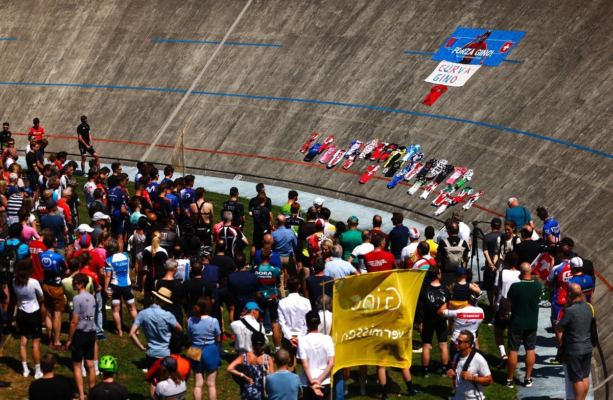 epa10709322 Riders and friends attend a mourning celebration to honor deceased racer Gino Maeder of Switzerland on the open cycling track in Zurich Oerlikon, Switzerland, Switzerland, 24 June 2023. Gi ...