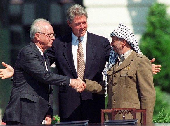 Archivbild aus dem Jahr 1993: Arafat und Rabin unterzeichnen ein Friedensabkommen.