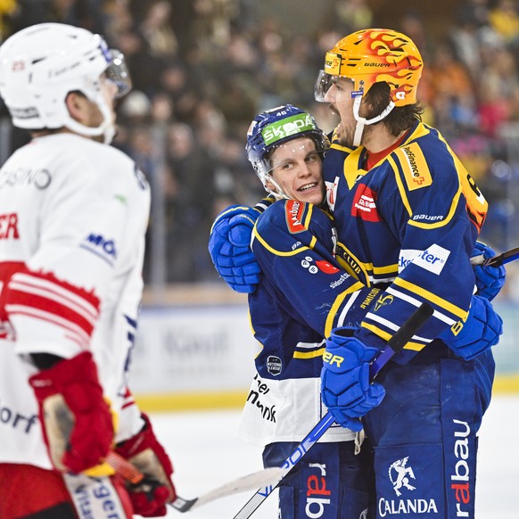 Davos&#039; Matej Stransky, rechts, bejubelt sein 2-1 mit Dominik Egli, beim Eishockey Spiel der National League zwischen dem HC Davos und den SC Rapperswil-Jona Lakers, am Sonntag, 27. November 2022, ...