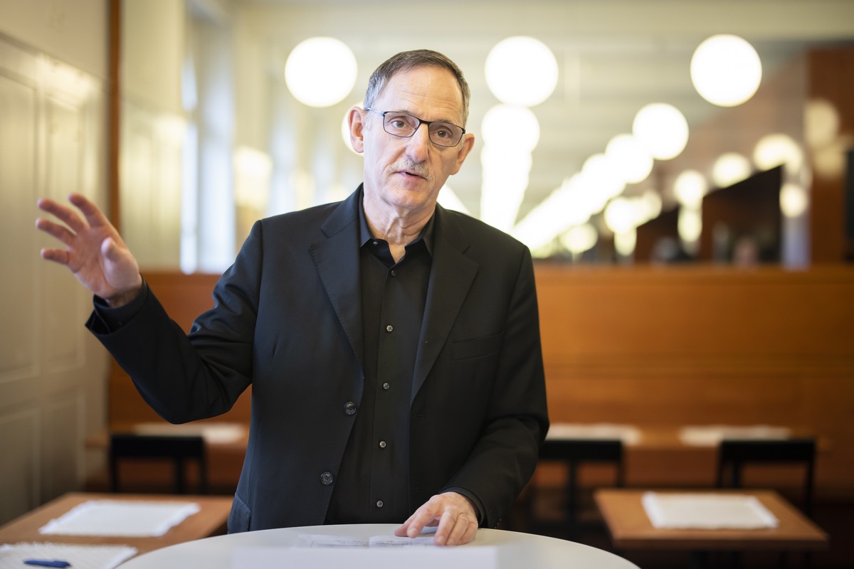 Regierungsrat Mario Fehr spricht an einer Medienkonferenz zur temporaeren Nutzung der ehemaligen Polizeikaserne als Asyl-Unterkunft, am Montag, 16. Januar 2023 in Zuerich. (KEYSTONE/Michael Buholzer).