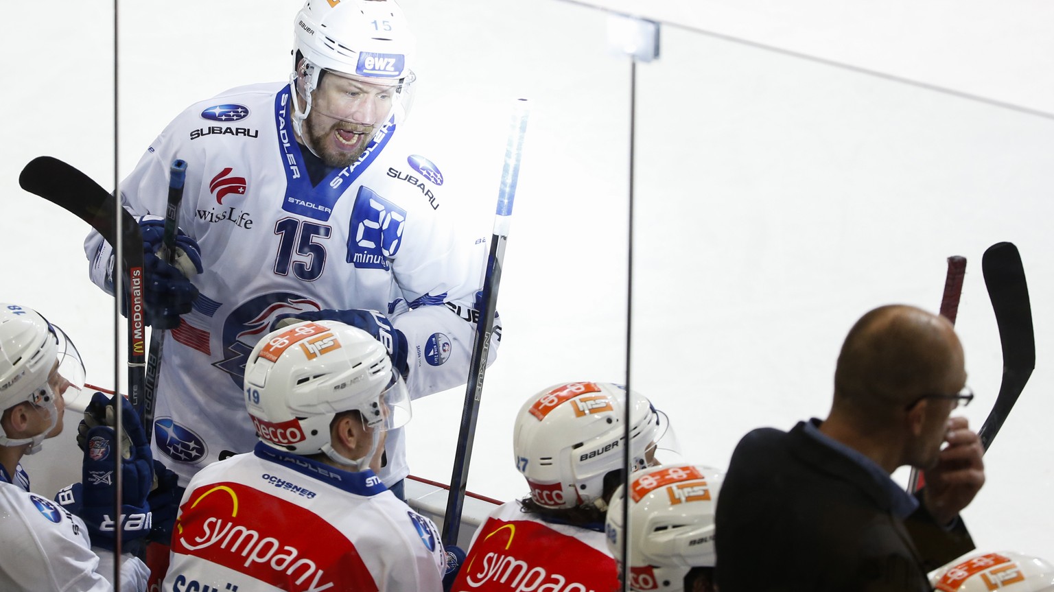 Zuerichs Mathias Seger, links, spricht zu seinen Teamkollegen und Zuerichs Trainer Hans Kossmann, rechts, im dritten Eishockey Playoff-Halbfinalspiel der National League zwischen dem SC Bern und den Z ...