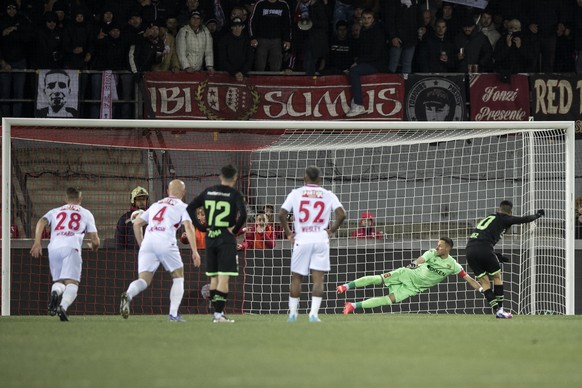 Le milieu st-gallois Victor Ruiz, droite, marque un penalty face au gardien valaisan Kevin Fickentscher, en vert, lors de la rencontre du championnat de football de Super League entre le FC Sion et le ...