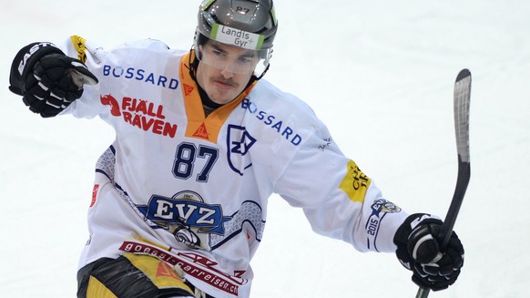 Dario Buergler von Zug jubelt ueber sein 1:1, beim Eishockey Meisterschaftsspiel der National League A zwischen dem HC Ambri-Piotta und dem EV Zug, am Samstag, 9. Januar 2016, in der Valascia Eishalle ...