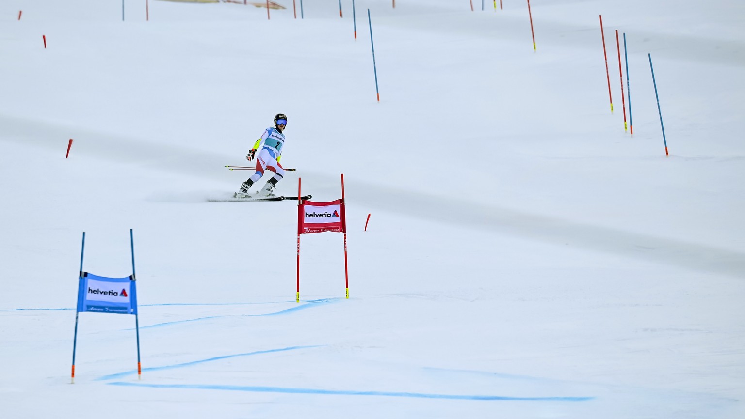 epa09087374 Switzerland&#039;s Lara Gut-Behrami after dropping out during the first run of the women&#039;s Giant Slalom race at the FIS Alpine Skiing World Cup finals, in Lenzerheide, Switzerland, 21 ...