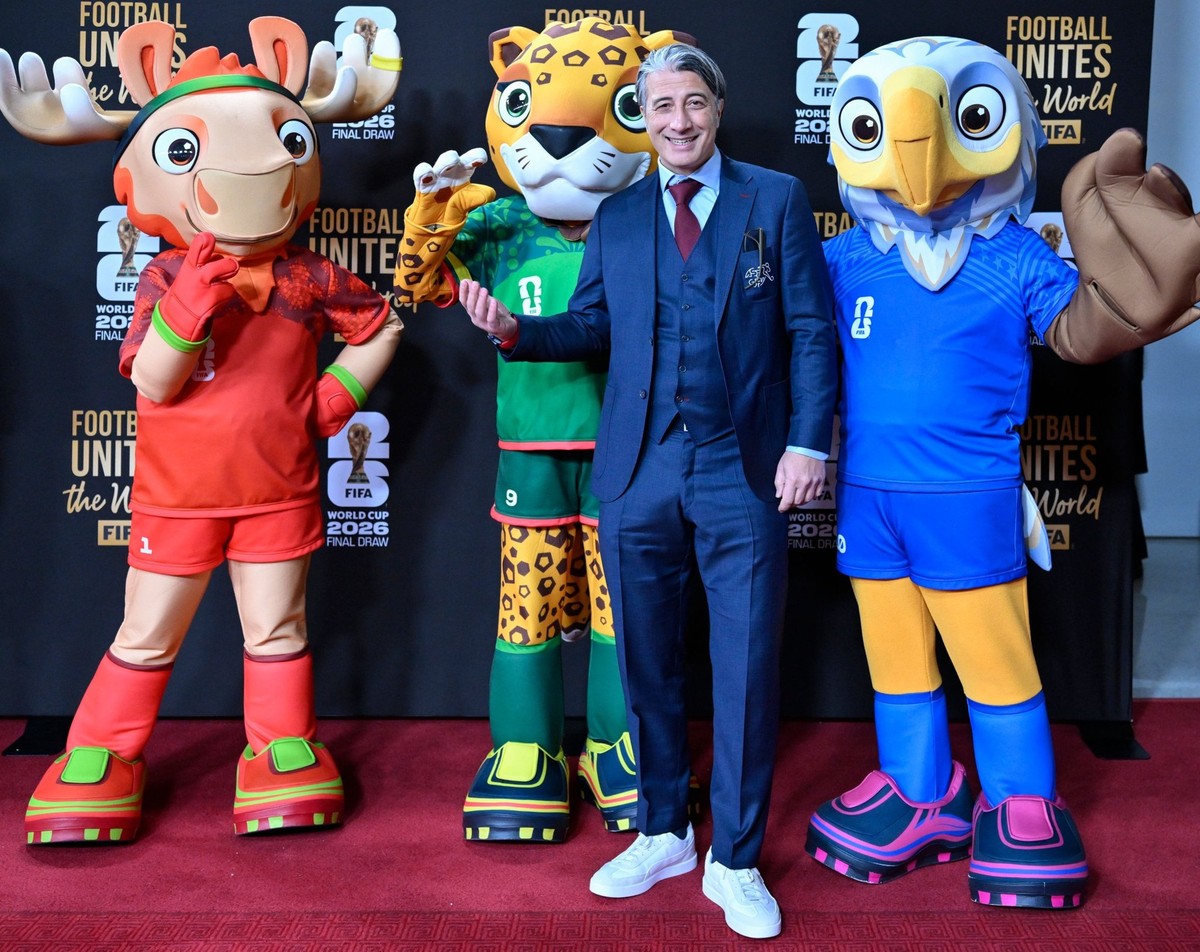 Murat Yakin pose avec les mascottes du Mondial 2026 avant le tirage au sort.