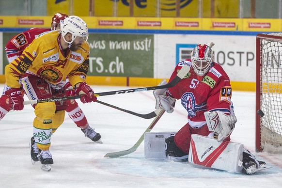 SCL Tigers Stuermer Benjamin Neukom, links, trifft zum 0-6 gegen SC Rapperswil-Jona Lakers Torhueter Noel Bader waehrend dem Eishockey-Meisterschaftsspiel der National League zwischen den SC Rapperswi ...