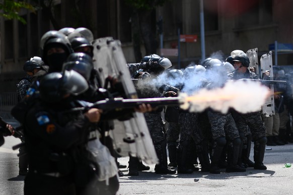 epa10304329 Supporters of Flamengo clash with police while they celebrate winning the Copa Libertadores and the Copa de Brazil during a rooftop parade in the streets of Rio de Janeiro, Brazil, 13 Nove ...
