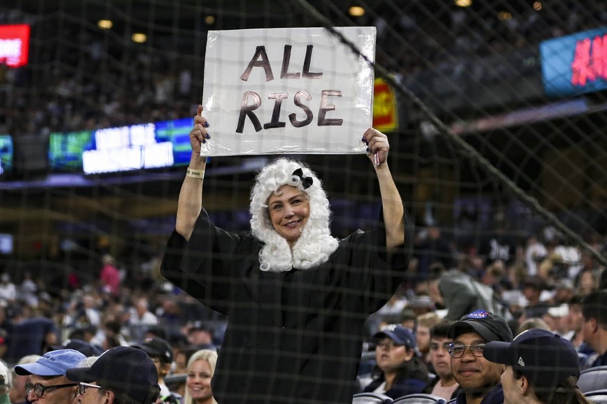 MLB, Baseball Herren, USA Boston Red Sox at New York Yankees Sep 25, 2022 Bronx, New York, USA A fan holds up a sign for New York Yankees designated hitter Aaron Judge 99 in the third inning against t ...