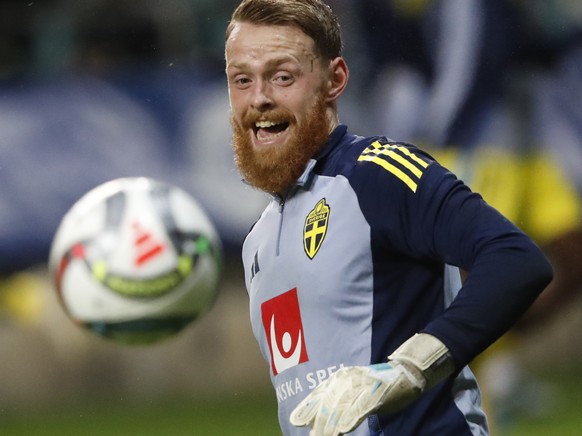 epa11659217 Sweden&#039;s goalkeeper Viktor Johansson warms up during the UEFA Nations League group C1 soccer match between Estonia and Sweden in Tallinn, Estonia, 14 October 2024. EPA/TOMS KALNINS