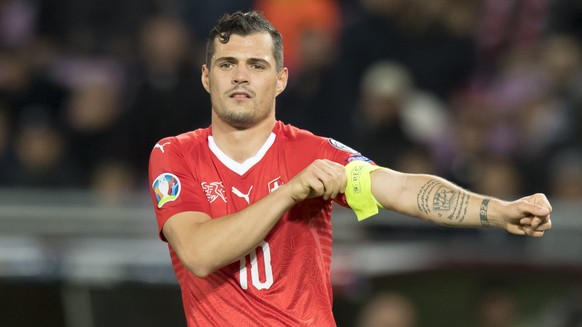 ARCHIVBILD ZUM KEYSTONE-SDA-INTERVIEW MIT GRANIT XHAKA --- Switzerland&#039;s midfielder Granit Xhaka puts his captain armband during the UEFA Euro 2020 qualifying Group D soccer match between Switzer ...