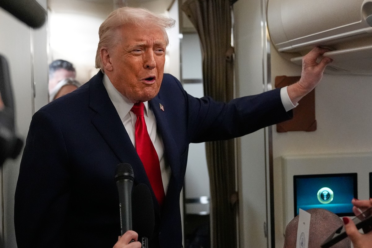 President Donald Trump speaks with reporters while in flight on Air Force One from Joint Base Andrews to Avoca, Pa., Tuesday, Dec. 9, 2025. (AP Photo/Alex Brandon)
Donald Trump