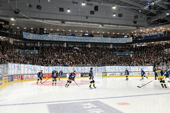 Ambri fans express their opinion during the regular season National League game between HC Ambri Piotta and HC Ajoie at the ice stadium Gottardo Arena, Switzerland, October 10, 2025. (KEYSTONE/Ti-Pres ...