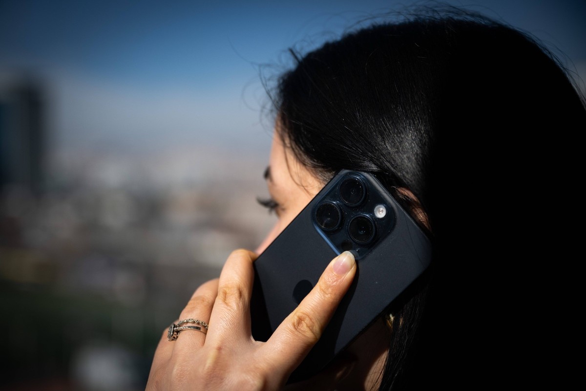 Frau am Telefonieren mit iPhone (Symbolbild)