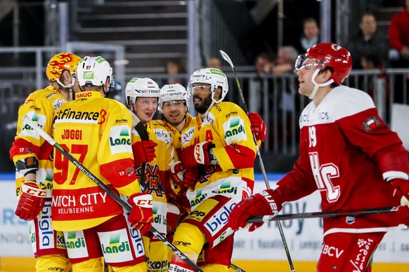 Les biennes triompher le 1:2 avec le buteur l’attaquant biennois Toni Rajala, centre, lors du match du championnat suisse de hockey sur glace de National League, entre le Lausanne Hockey Club, LHC, et ...