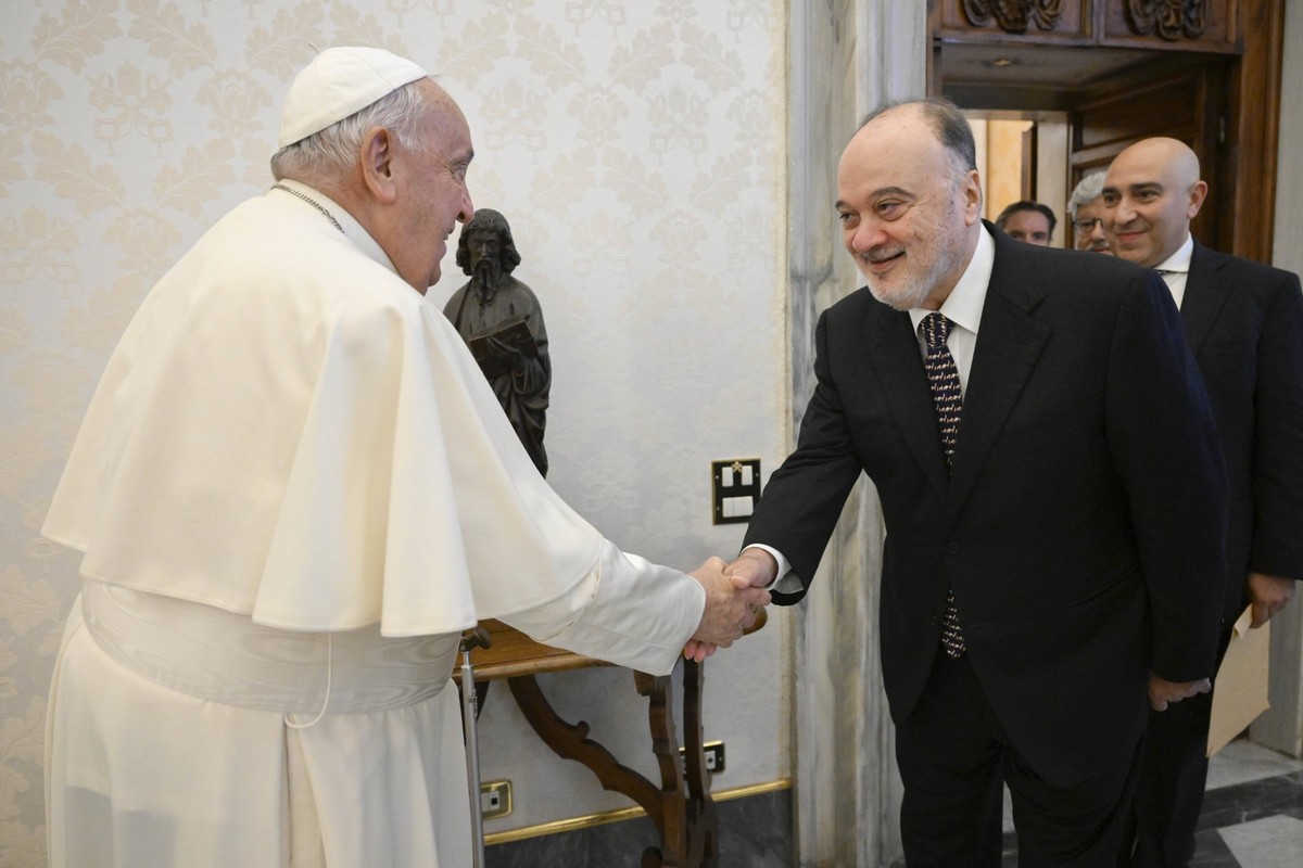 October 17, 2024, Vatican: NO LIBRI** Italy, Rome, Vatican, 2024/10/17.Pope Francis receives in private audience Mrs. Ehud Olmert, former Prime Minister of Israel Nasser Al-Kidwa, former Foreign Minis ...