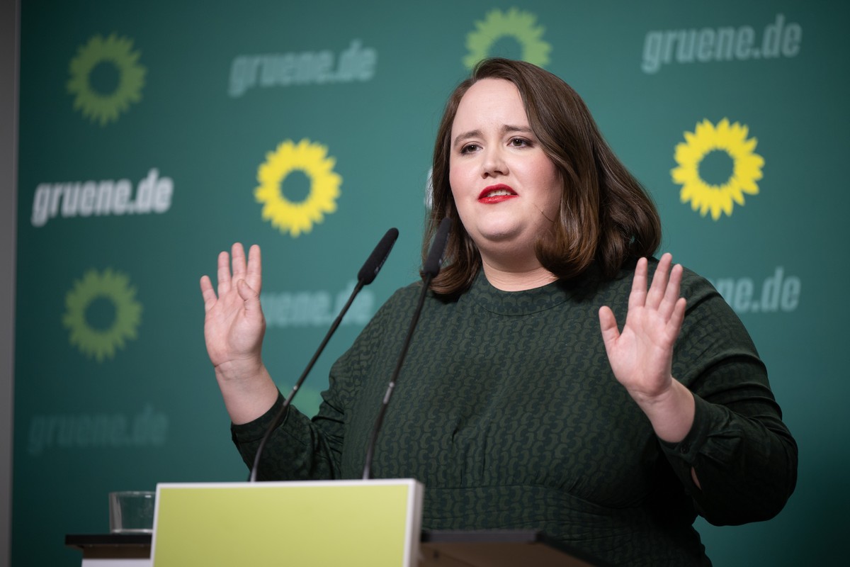 13.02.2023, Berlin: Ricarda Lang, Bundesvorsitzende von B�ndnis 90/Die Gr�nen, spricht w�hrend einer Pressekonferenz zum Ergebnis der Wiederholungswahl zum Berliner Abgeordnetenhaus in der Bundesgesch ...