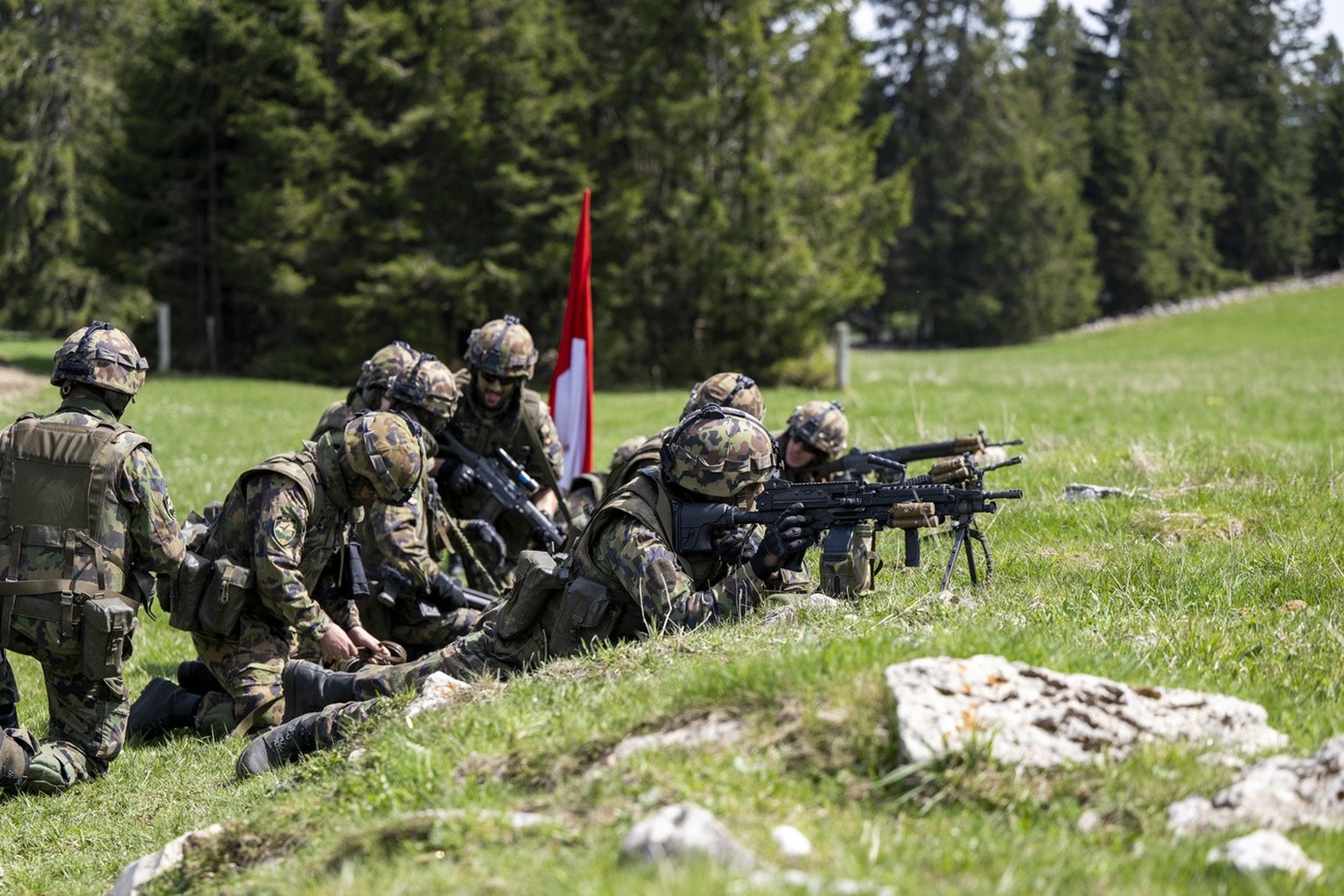 Des soldats de l&#039;armee suisse participe a un exercice a munitions reelles sur des cibles sur la place d&#039;armes aux Pradieres, lors d&#039;un exercice de l&#039;armee suisse de grande ampleur, ...