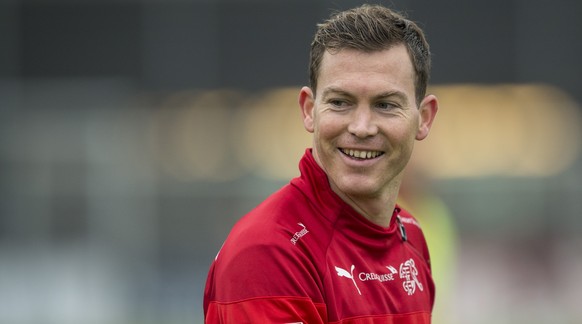 Taktisch perfekt ausgebildet, technisch solides Mittelmass und ich habe Angst vor Überfremdung – ich bin ein Schweizer. Stephan Lichtsteiner im Training der Schweizer Nationalmannschaft am Dienstag, 11. November 2014 in Freienbach. Die Schweizer Fussballnationalmannschaft bereitet sich in Freienbach auf das EM-Qualifikationsspiel gegen Litauen vom kommenden Samstag in St. Gallen vor. (KEYSTONE/Ennio Leanza)