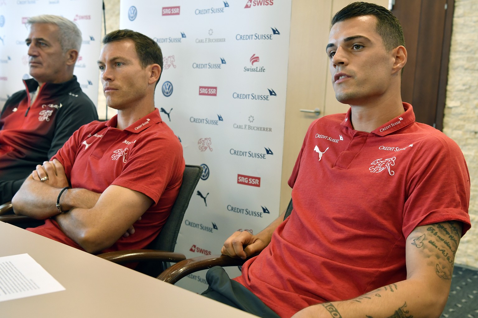 Der Schweizer Nationalcoach Vladimir Petkovic, links, Stephan Liechtensteiner, Mitte und Granit Xhaka, rechts, an einer Medienkonferenz des Schweizer Fussballverbandes in Feusisberg (SZ) am Dienstag,  ...