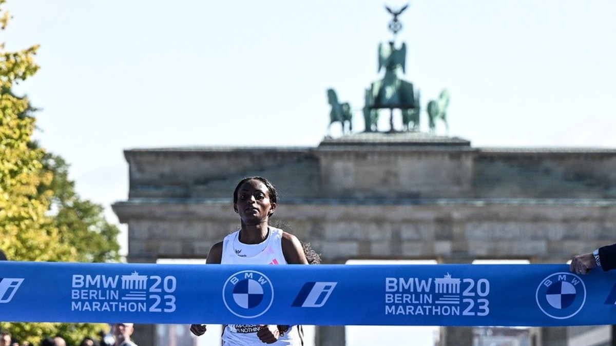 epa10880173 Tigst Assefa of Ethiopia wins the women's race of the Berlin Marathon 2023, in Berlin, Germany, 24 September 2023. EPA/Filip Singer