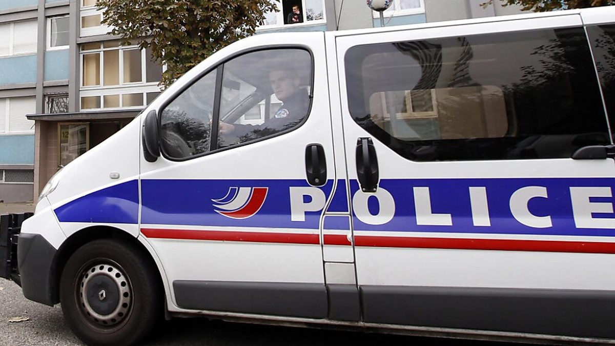 Moselle: une femme se disant séquestrée depuis 2011 découverte. Une femme qui affirme avoir été séquestrée par son mari depuis 2011 a été découverte par la police dans un appartement à Forbach, en Mos ...
