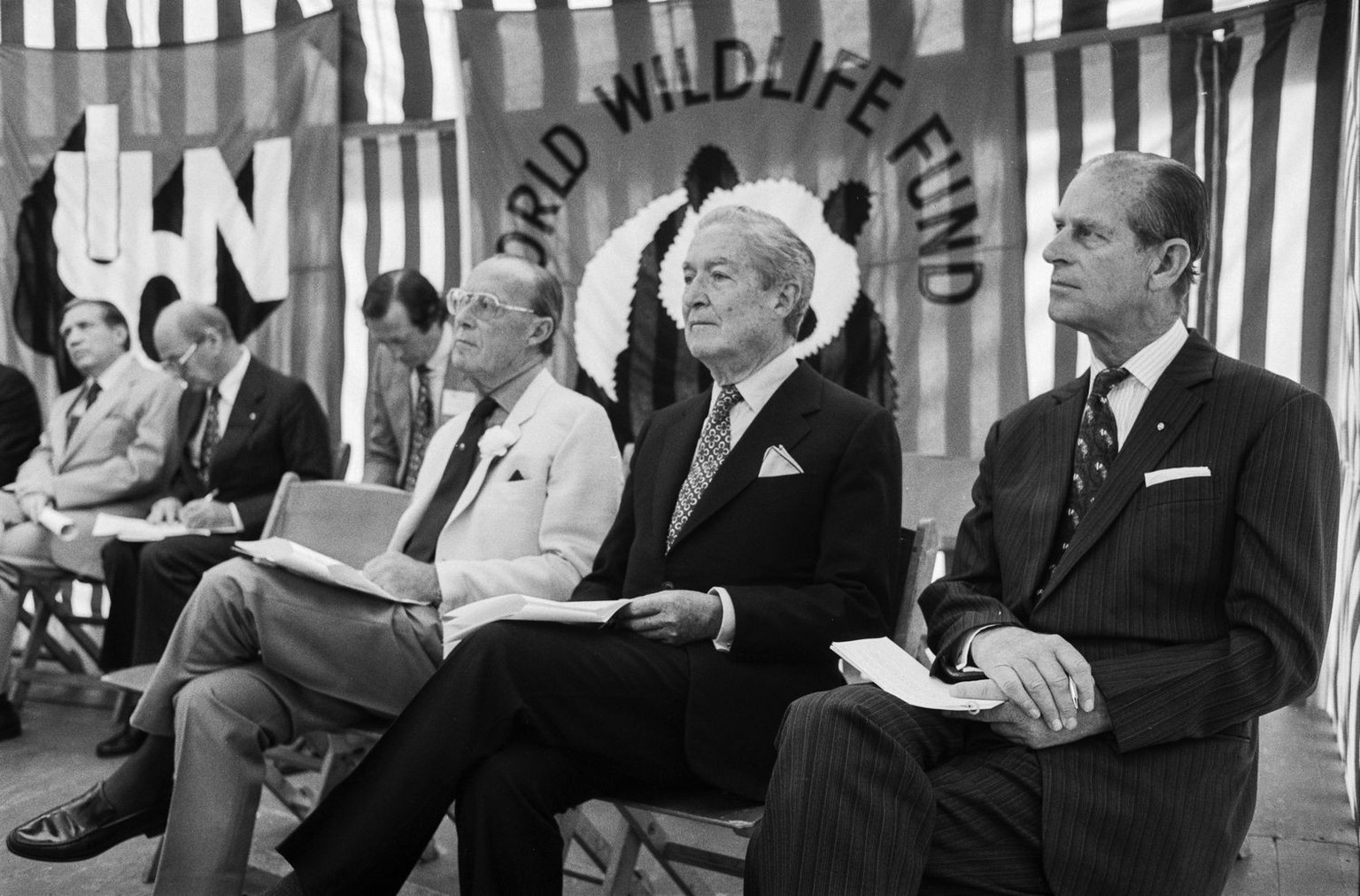 Prinz Bernhard der Niederlande, ehemaliger und erster Praesidenten des WWF, links, John H. London, aktueller Praesident und Prinz Philip, Duke of Edinburgh, Grossbritannien, und Vorsteher der britisch ...