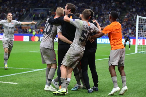 epa07886941 Shakhtar&#039;s players celebrate during the UEFA Champions League group C soccer match Atalanta BC vs FK Shakhtar Donetsk at the Giuseppe Meazza stadium in Milan, Italy, 01 October 2019.  ...