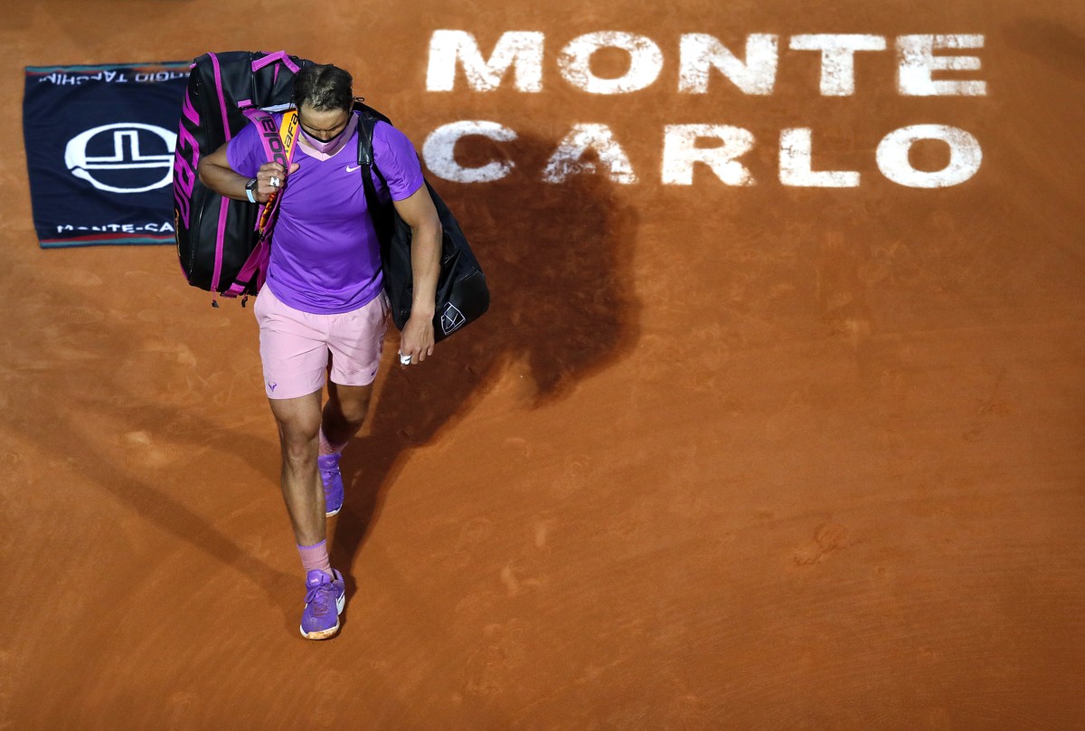epa09140114 Rafael Nadal of Spain leaves the court after losing his quarter final match against Andrey Rublev of Russia at the Monte-Carlo Rolex Masters tournament ?in Roquebrune Cap Martin, France, 1 ...