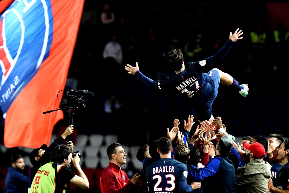 epa05977685 Paris Saint Germain's Maxwell's teamates throw him in the air to celebrate his last game with PSG during the French Ligue 1 soccer match between Paris Saint-Germain (PSG) and SM  ...