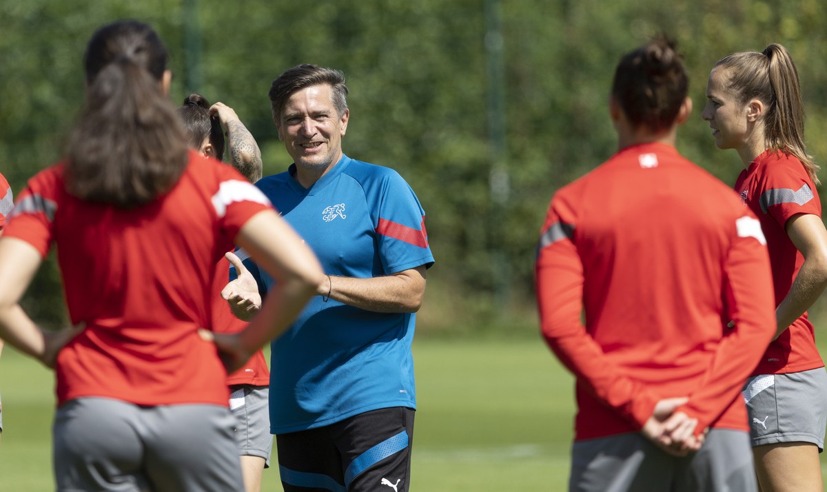 epa10074173 Switzerland's head coach Nils Nielsen (C) talks to the team's players during a training session at the Town Academy Training Ground in Huddersfield, Leeds, Britain, 16 July 2022. ...