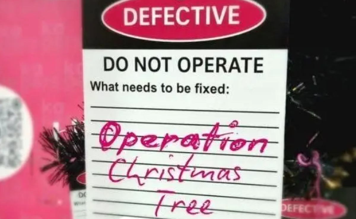 «Operation Christmas Tree»: Screenshot eines Social-Media-Beitrags der Kabinen-Gewerkschaft Kapers, welche mit einem mit Frustnotizen verzierten Weihnachtsbaum gegen die aktuelle Situation bei der Swi ...