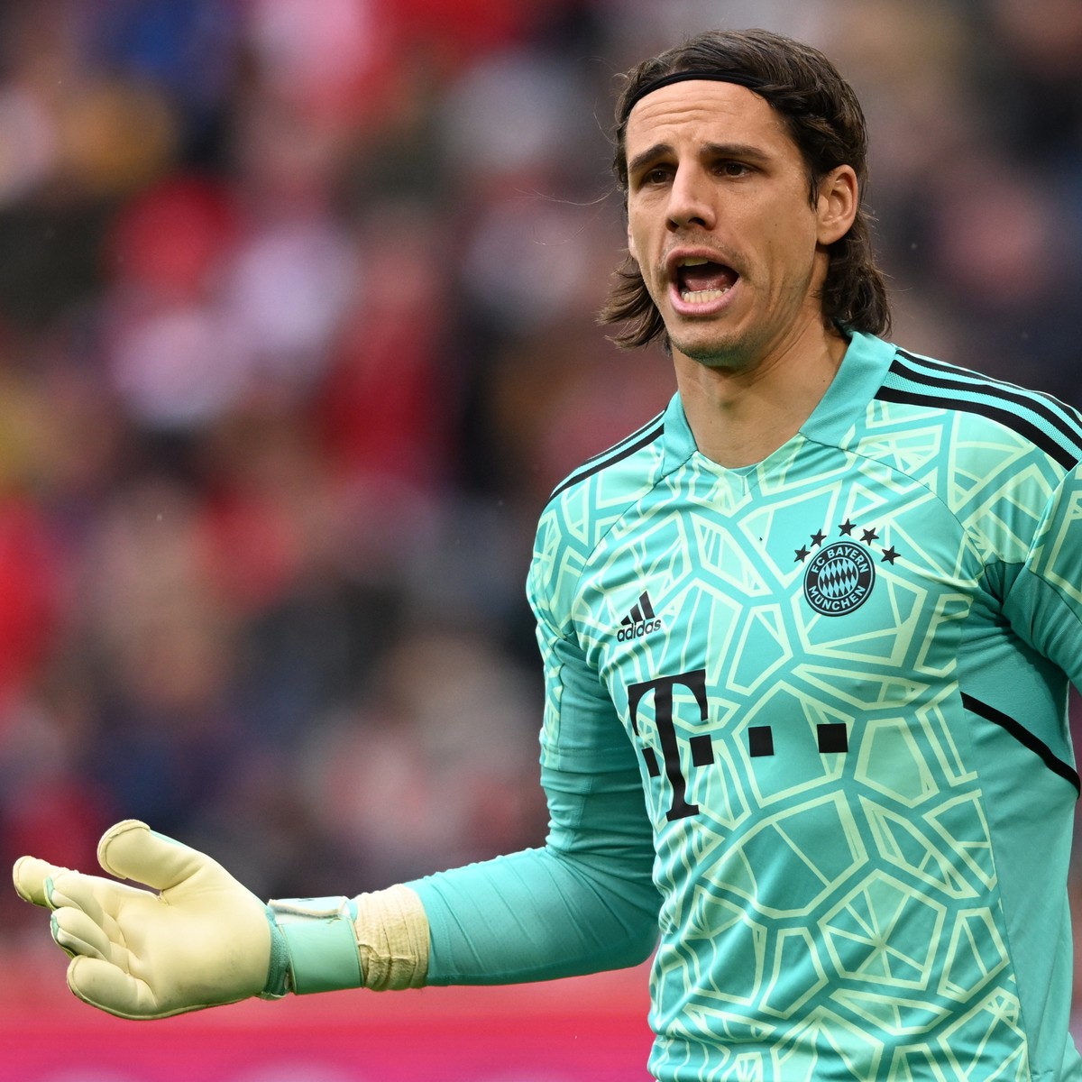 epa10573727 Munich's goalkeeper Yann Sommer reacts during the Bundesliga soccer match between FC Bayern Munich and SG Hoffenheim in Munich, Germany, 15 April 2023. EPA/FILIP SINGER CONDITIONS - A ...